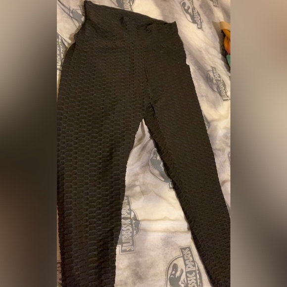 Black Scrunch booty lifting leggings. Size L - Picture 2 of 4